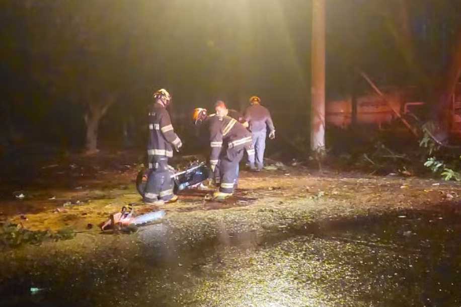 Árvore cai em cima de motociclista durante chuva em cidade do interior de SP