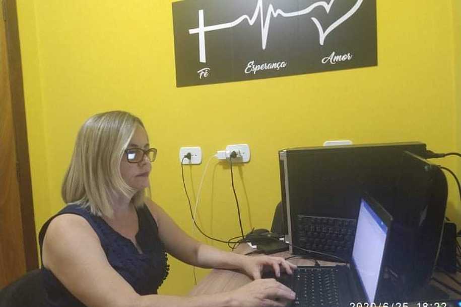 Professora de Arte de Palmeira d’Oeste inova com aulas repletas de tecnologia