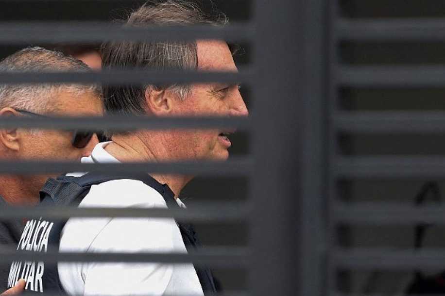 PGR diz que arma de Bolsonaro não infringe domiciliar