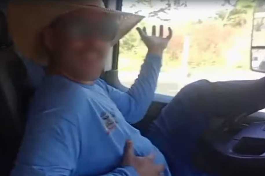 Funcionário de prefeitura é gravado dirigindo caminhão com o pé no volante e sem as mãos