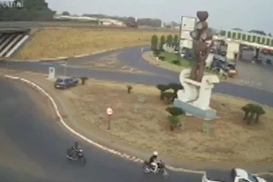 Veículo desgovernado ultrapassa rotatória, destrói bicicleta e quase atinge casal em Santa Fé do Sul
