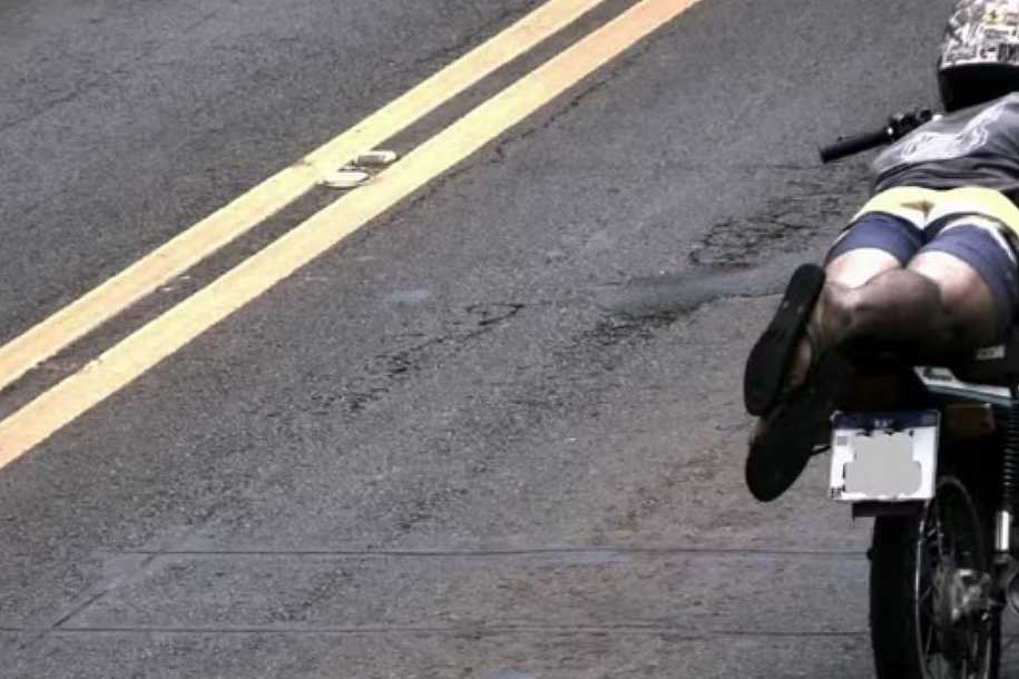 Motociclista é flagrado a 109 km/h e fazendo malabarismo na BR-153