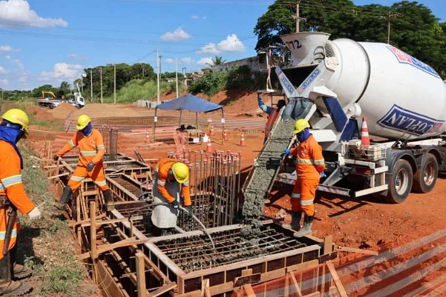 Empresa Rumo inicia construção dos viadutos sobre a linha férrea em Fernandópolis