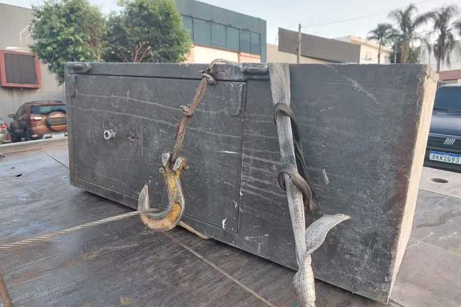 Guardas encontram cofre abandonado ao lado de carro no meio da rua em Rio Preto
