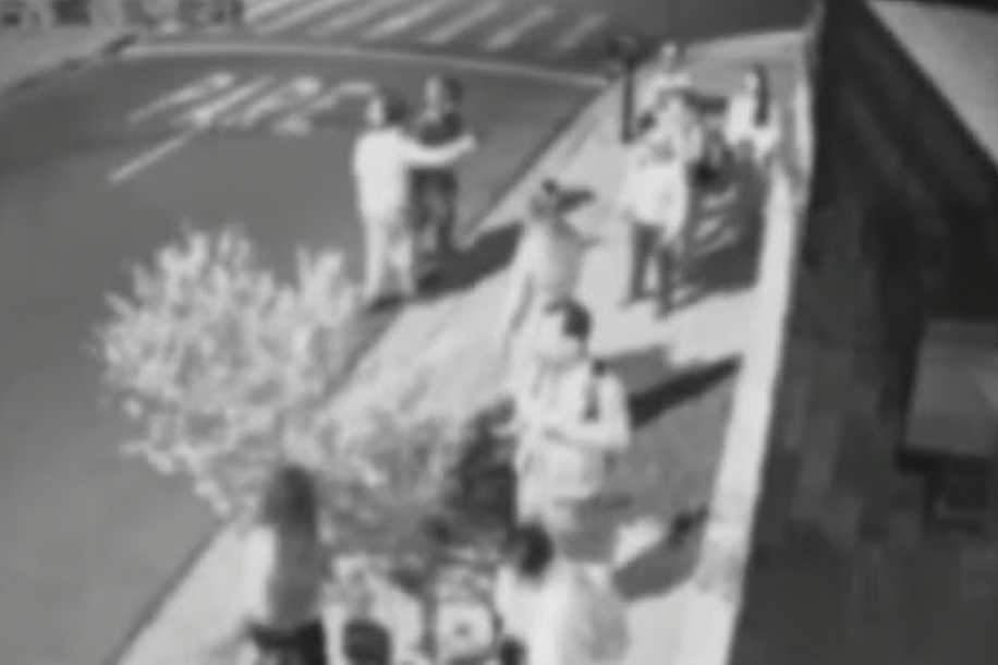 VÍDEO: dupla armada faz arrastão em ponto de ônibus de Rio Preto