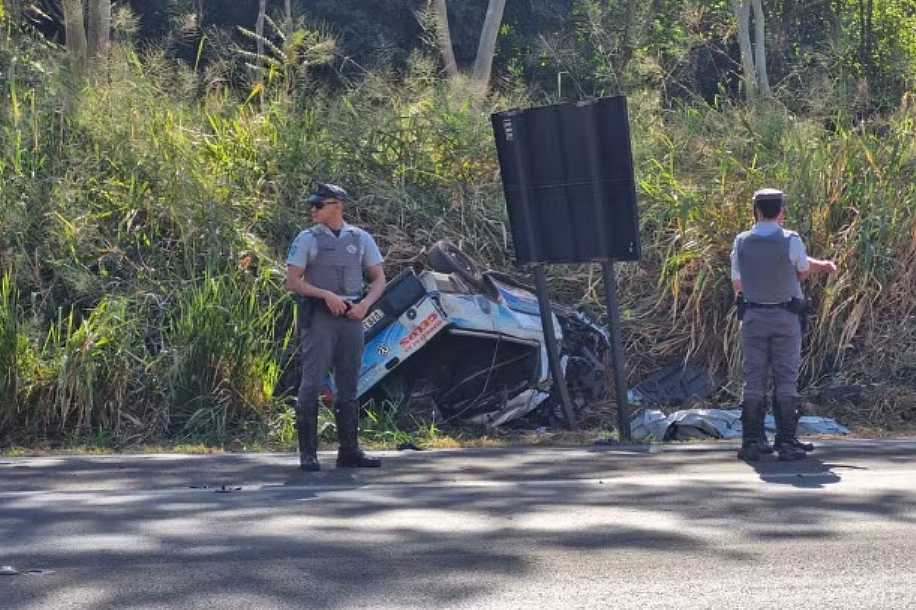 Motorista morre ao bater caminhonete contra caminhão-tanque durante ultrapassagem em Neves Paulista