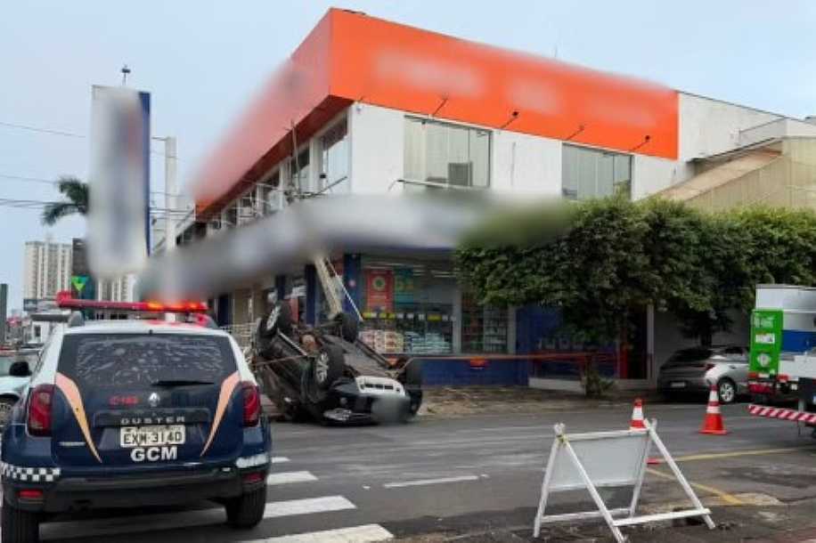 Carro derruba poste após capotar e provoca ´apagão´ em semáforos na Avenida Bady Bassitt em Rio Preto