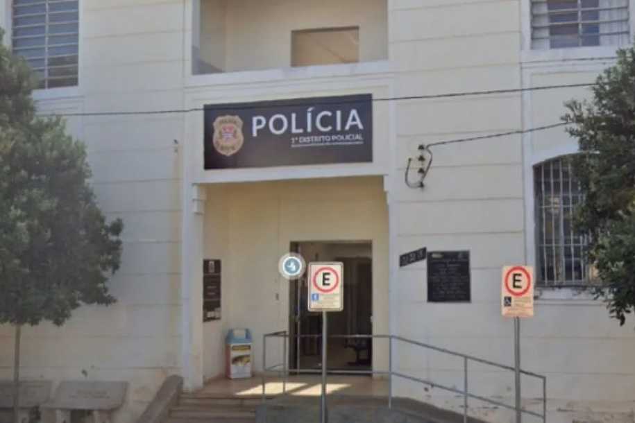 Mulher é encontrada morta com cabo de celular enrolado no braço e sinais de violência