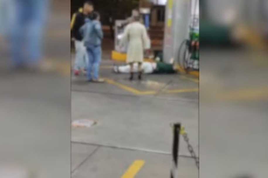 Homem leva soco na cabeça e desmaia em posto de combustíveis no interior de SP; vídeo