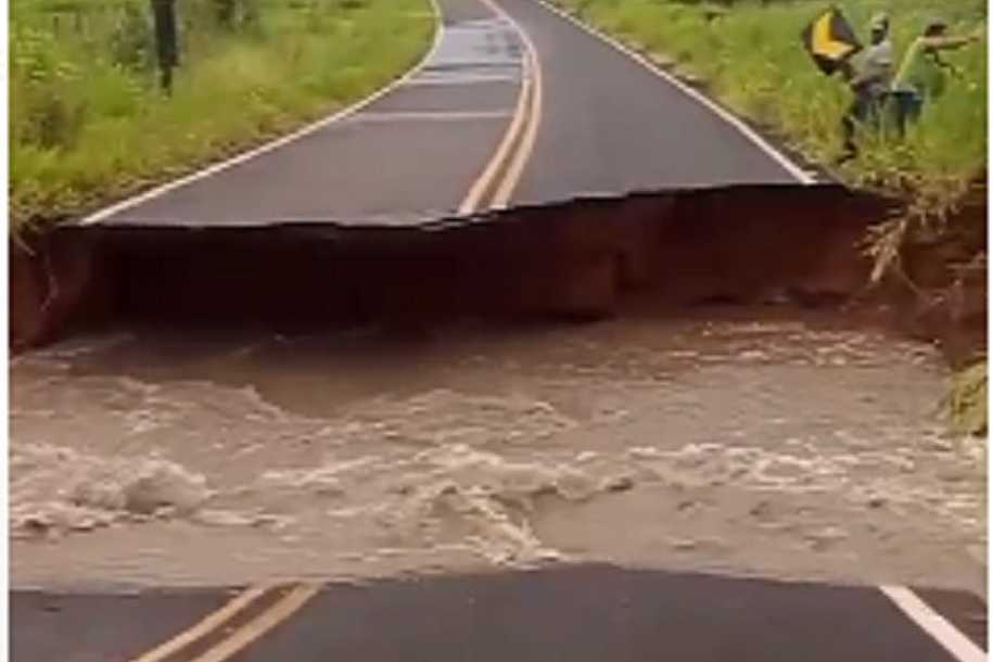 Tempestade transborda córrego e abre cratera em pista de Mirandópolis