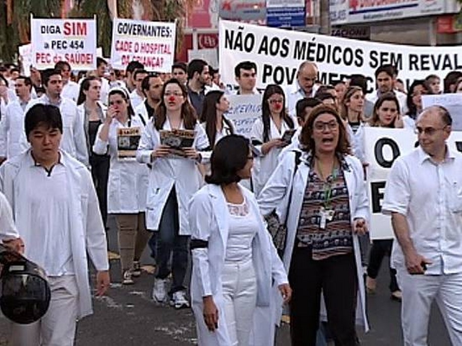 Médicos de Rio Preto fazem protesto contra situação da saúde no país