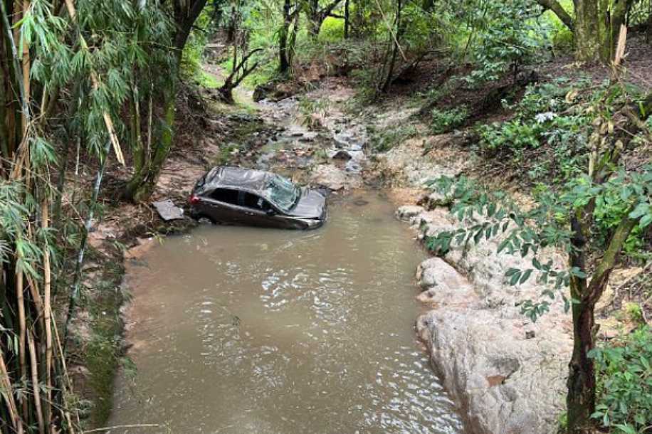 Carro é encontrado submerso em córrego de Cedral
