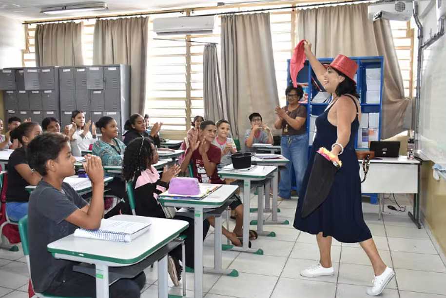 No Dia do Circo, conheça a ex-trapezista que ´fugiu do circo´ e hoje é diretora de escola estadual no interior de SP