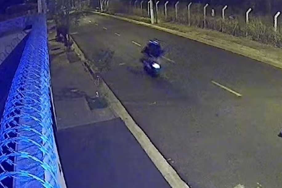 VÍDEO: após arrastão em ponto de ônibus, dupla armada persegue vítima de moto no interior de SP