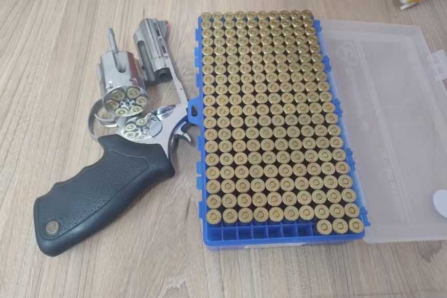 Polícia encontra arma que pode ter sido usada no assassinato de adolescente; marido foi preso