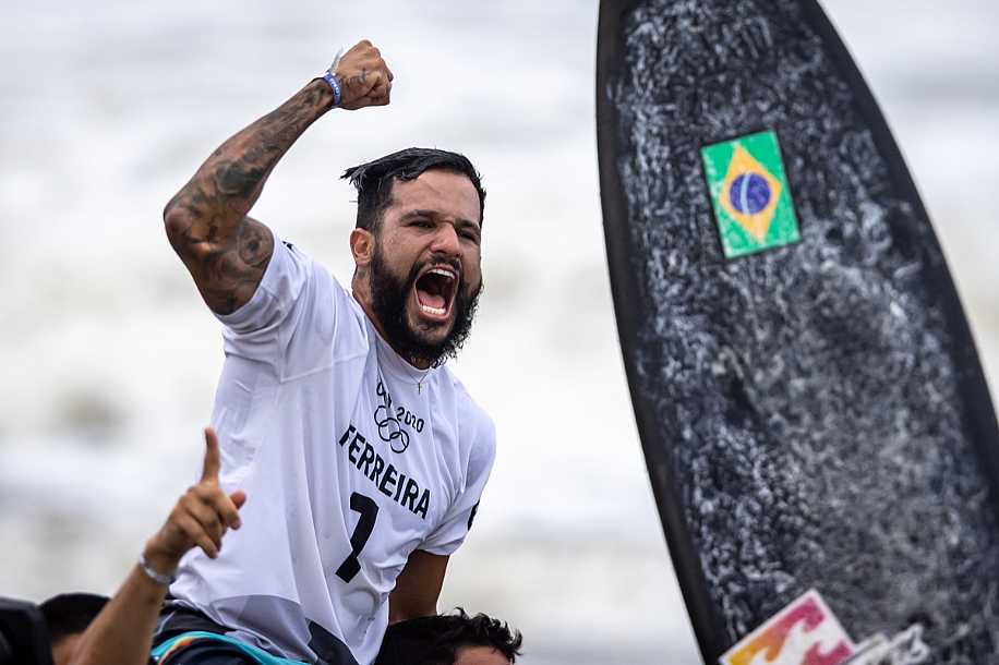 Italo Ferreira conquista 1º ouro do Brasil em Tóquio e faz história no surfe