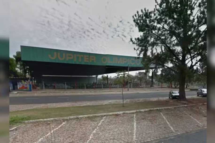 Homem de 50 anos passa mal e morre após aula de natação em complexo esportivo