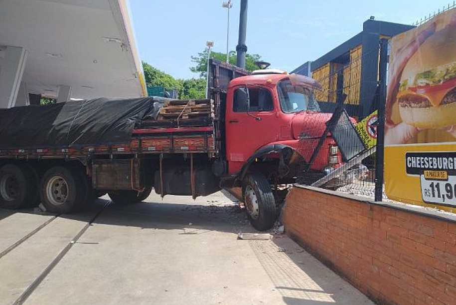 Caminhão desgovernado atinge 8 veículos e fere 4 pessoas em avenida de Rio Preto