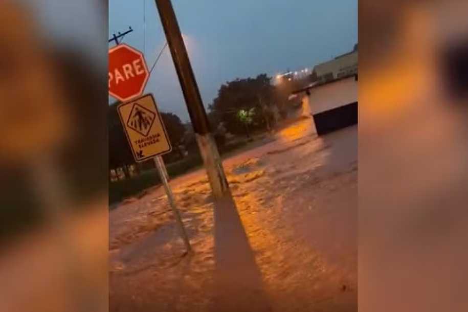 Chuva volumosa deixa ruas alagadas em Nova Granada
