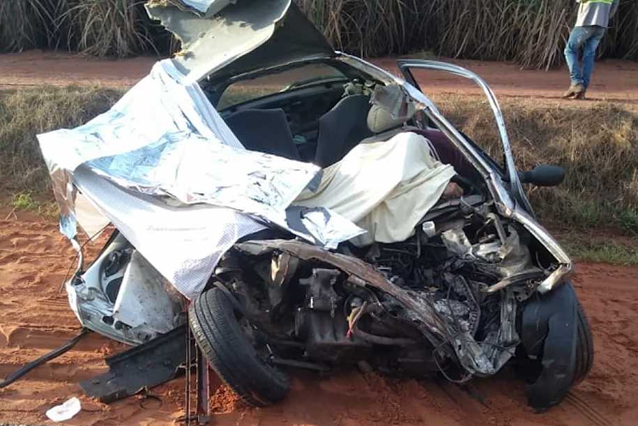 Quatro pessoas morrem em acidente entre carro e ônibus em rodovia da região