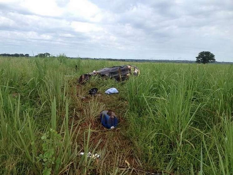 Helicóptero cai e deixa duas pessoas feridas em área rural de Buritama