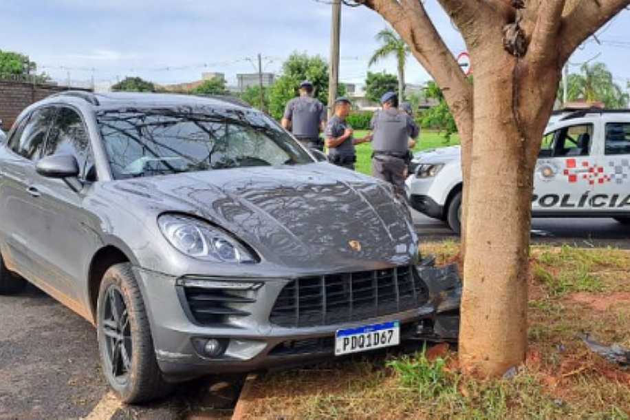 Carro avaliado em mais de R$ 323 mil é encontrado batido em avenida de Rio Preto