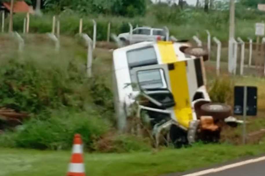 Van escolar é atingida na traseira por caminhão, tomba e deixa adolescentes feridos em Jaci