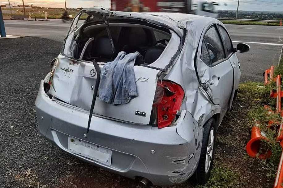 Homem que capotou carro e furtou motorista que parou para ajudar no socorro devolve veículo dele