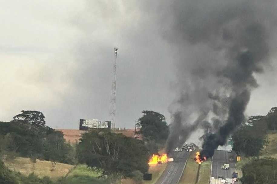 Caminhão carregado com etanol tomba e pega fogo em rodovia de Santa Adélia