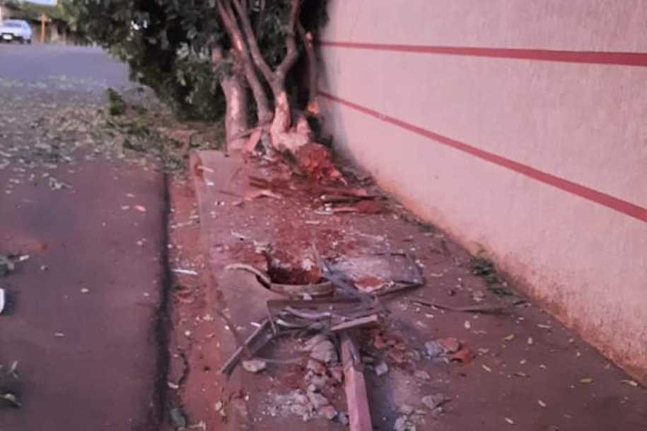 Veículo descontrolado sobe em calçada, destrói lixeira e arranca árvore em Palmeira d´Oeste