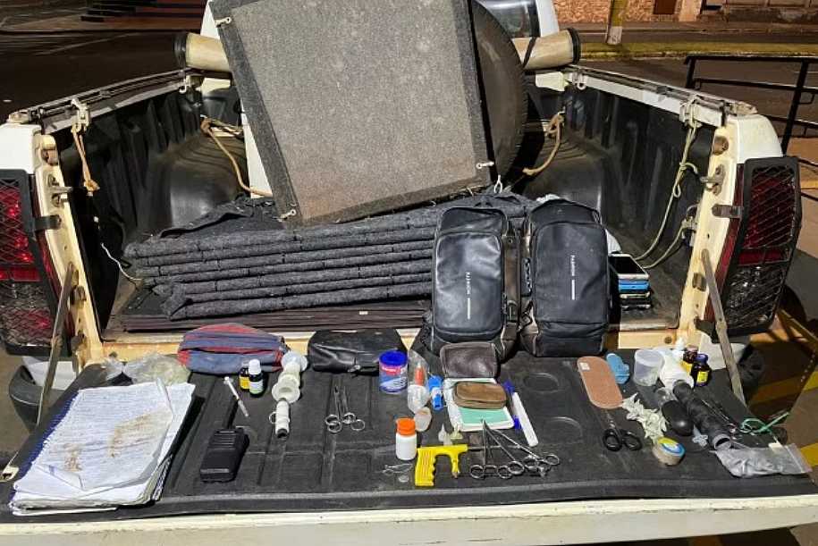 Polícia descobre rinha de galos com 131 aves em Fernandópolis; autuações ultrapassam R$ 800 mil