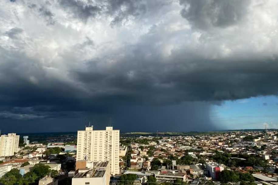 Ventos intensos, chuva e granizo podem atingir interior de SP, alerta Inmet; confira a previsão