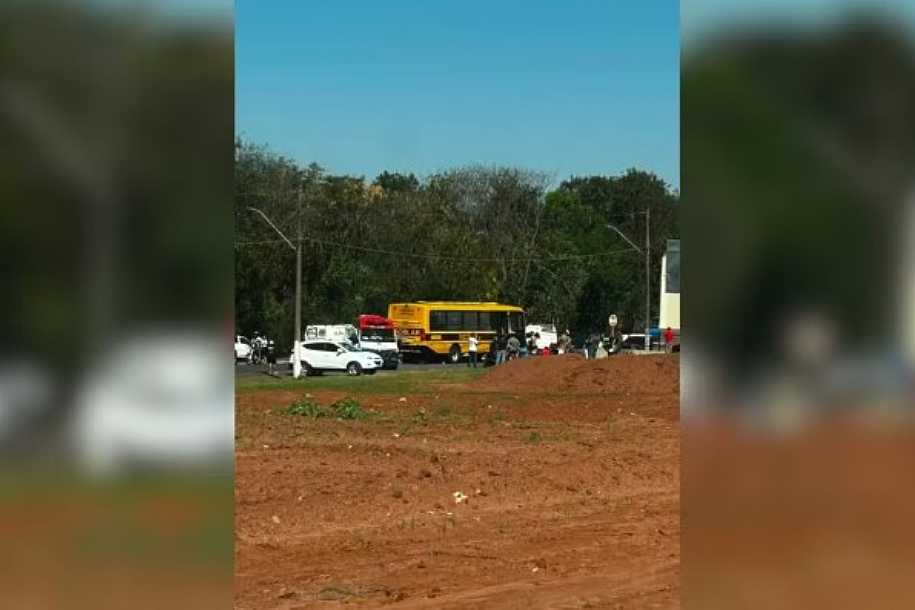 Motociclista morre após ser atropelado por ônibus de transporte escolar em avenida de Nova Granada