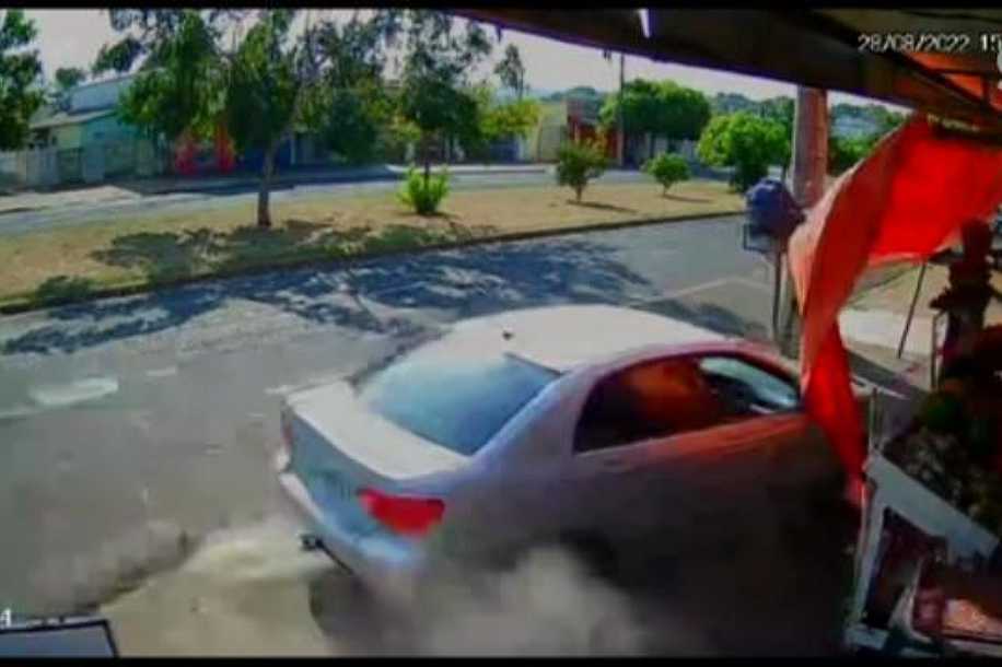 Jovem morre após ser atropelada e arrastada por motorista sem habilitação em calçada; vídeo