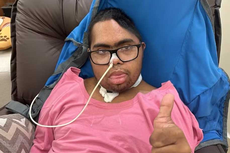 Pais que ficaram mais de um mês dentro de motorhome em frente a hospital celebram alta de jovem com Down: ´Alívio´