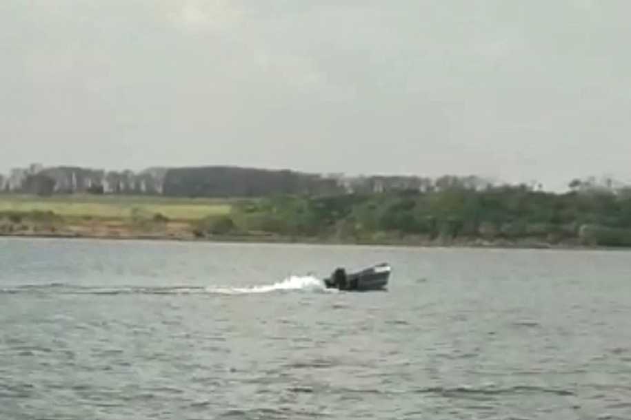 Dono de barco visto navegando vazio tinha saído para buscar parente que acampava, diz família