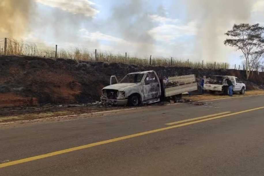 Caminhão pega fogo com materiais de construção às margens de rodovia e chamas atingem canavial no interior de SP
