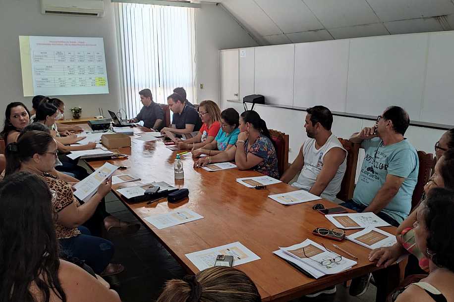 SECRETARIA DE EDUCAÇÃO DE MACEDÔNIA PROMOVE REUNIÃO ENTRE CONSELHOS