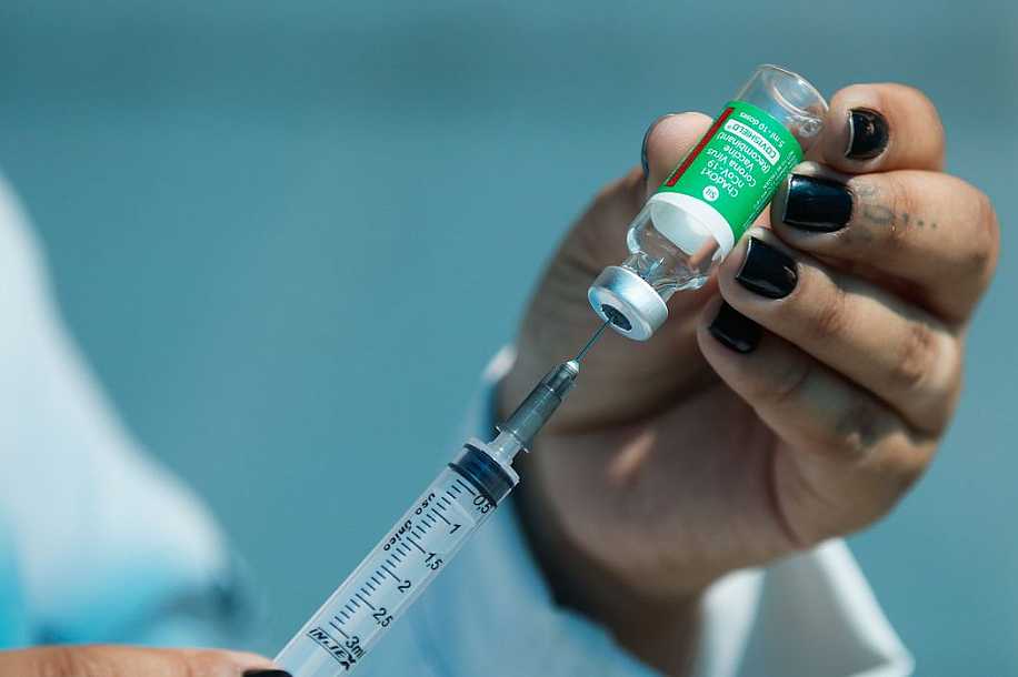Coronavac e vacina da Astrazeneca reduzem em 75% e 90% risco de morte, diz estudo