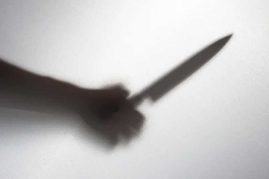 Homem é internado em estado grave após levar facada da namorada
