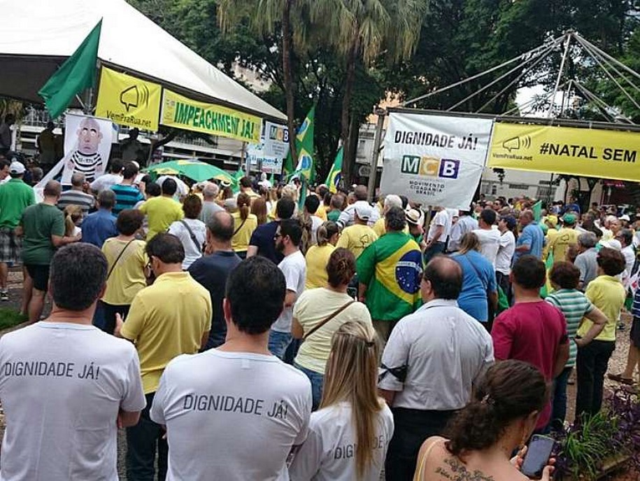 Manifestantes fazem ato contra o governo Dilma no noroeste paulista