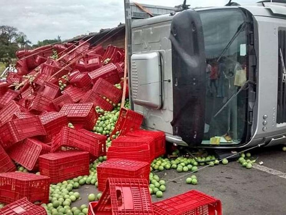 Caminhão carregado com laranja tomba no trevo de Urânia
