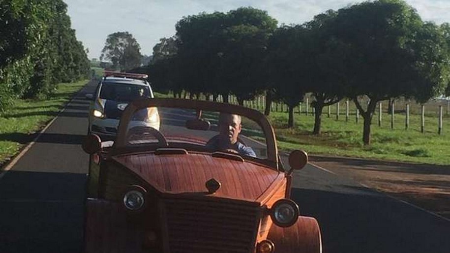 Fusca de madeira construído por marceneiro é escoltado para participar de exposição e sai de sítio pela 1ª vez