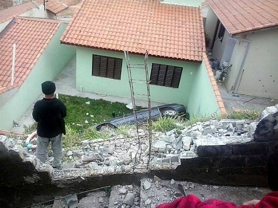 Carro atravessa muro e despenca em quintal de casa em Várzea Paulista