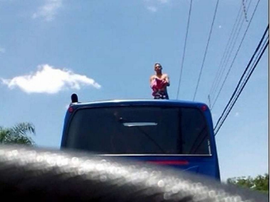Adolescente é flagrado ao ´surfar´ em ônibus no trânsito de Rio Preto, SP