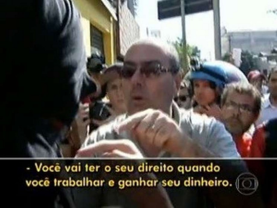 ´Rosto tampado não é manifestação´, diz pai que tirou filho de protesto