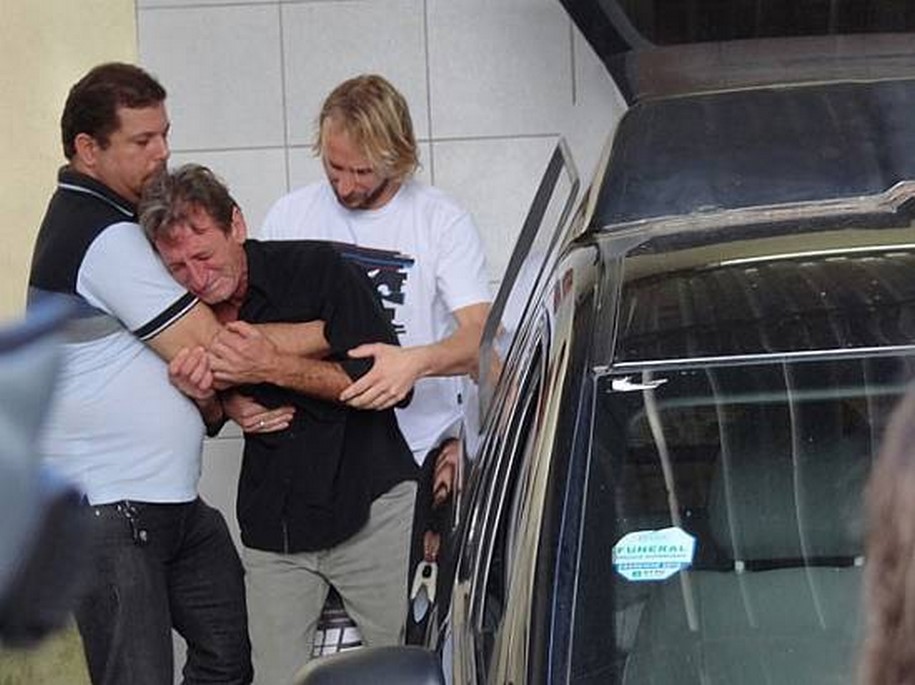 Pai libera corpo de jovem morta após ataque de tubarão no Recife