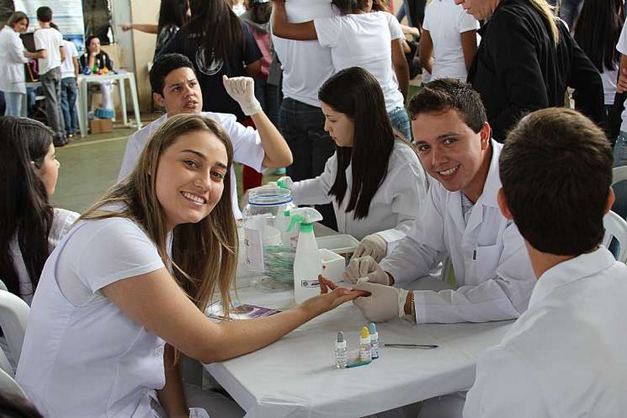 Feira de Profissões da FEF reúne cerca de mil estudantes em Iturama