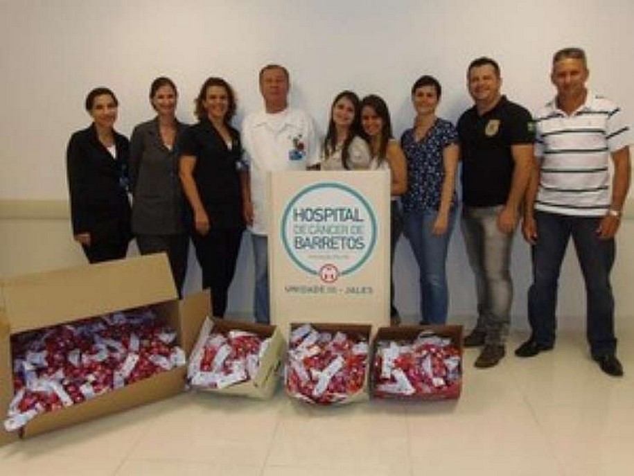 Agentes da PF doam chocolates ao Hospital do Câncer de Jales