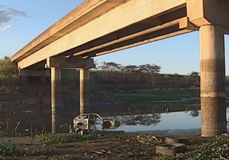 Estiagem revela carcaças de veículos no fundo de córrego em Araçatuba